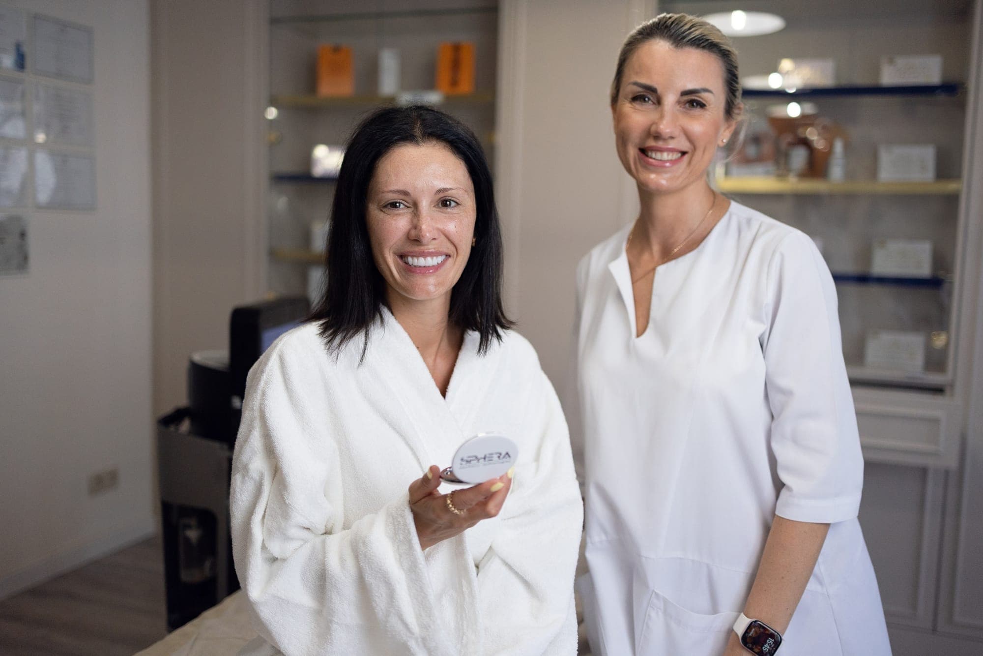 Una clienta y Olesia, esteticista de Jade, sonríen en el centro de Avenida Diagonal 369, Barcelona