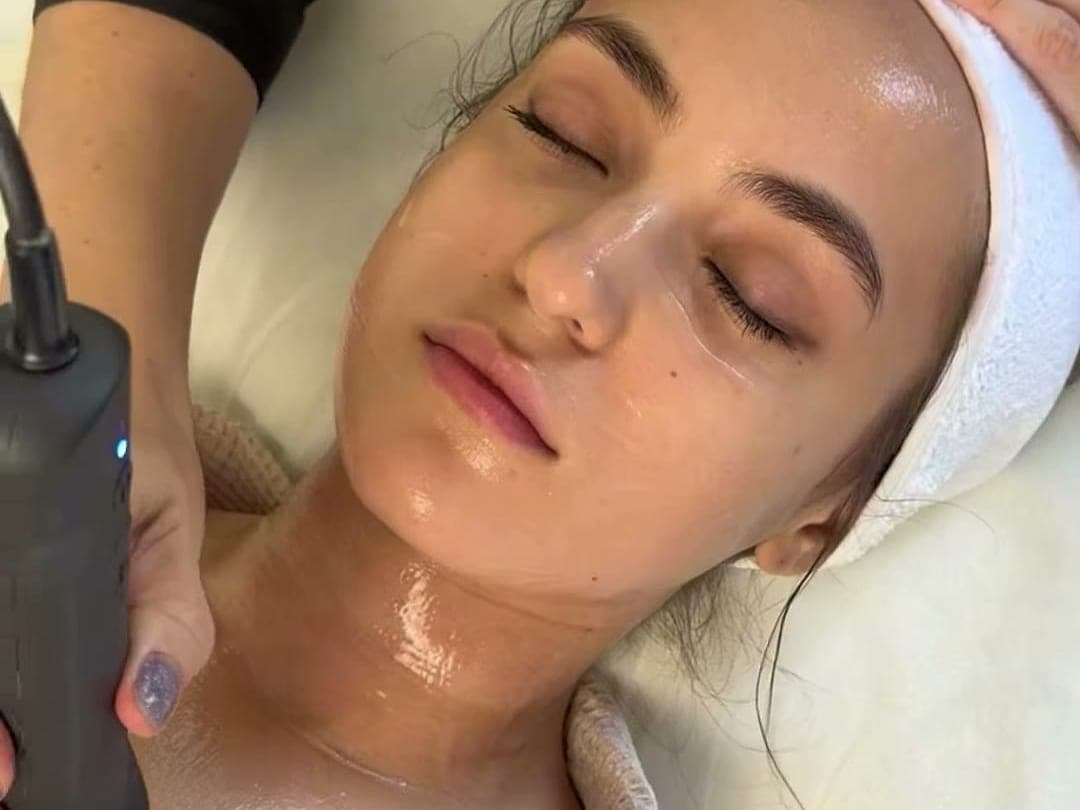 Clienta relajada, con los ojos cerrados, durante una sesión de radiofrecuencia en cuello y escote